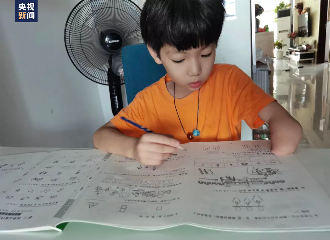 7岁独臂男孩练跳绳,他的这句话令人动容