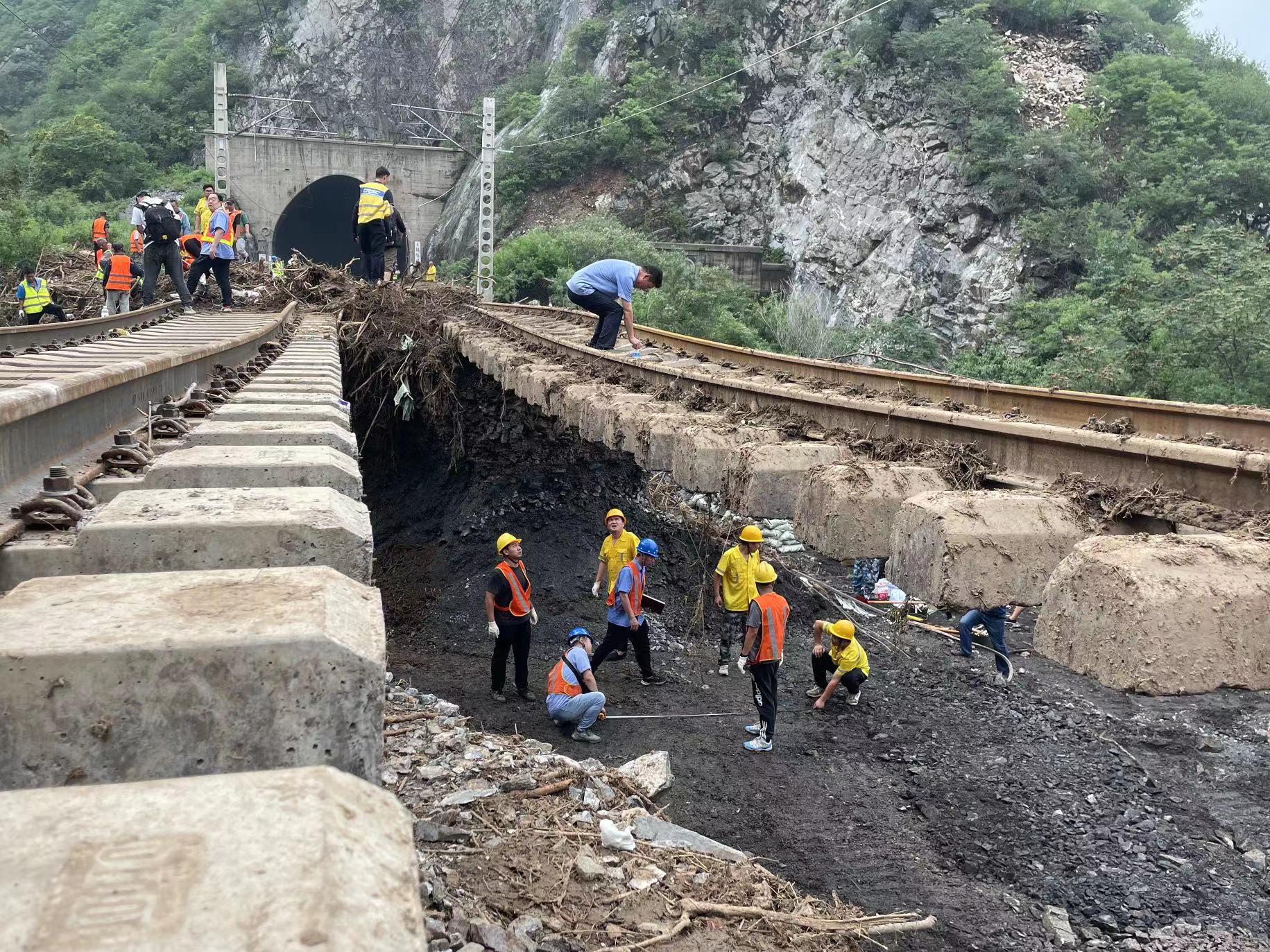 山洪冲垮铁道,丰沙铁路全线加紧抢通中