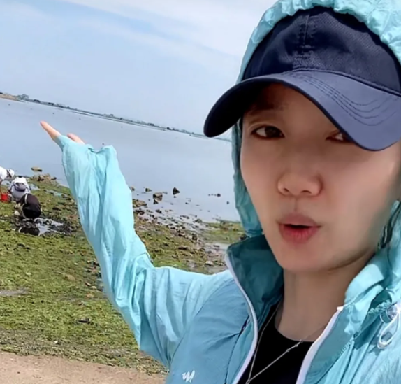 《极品女士》一举成名的于莎莎,直播赶海受伤,粉丝贴心送药!