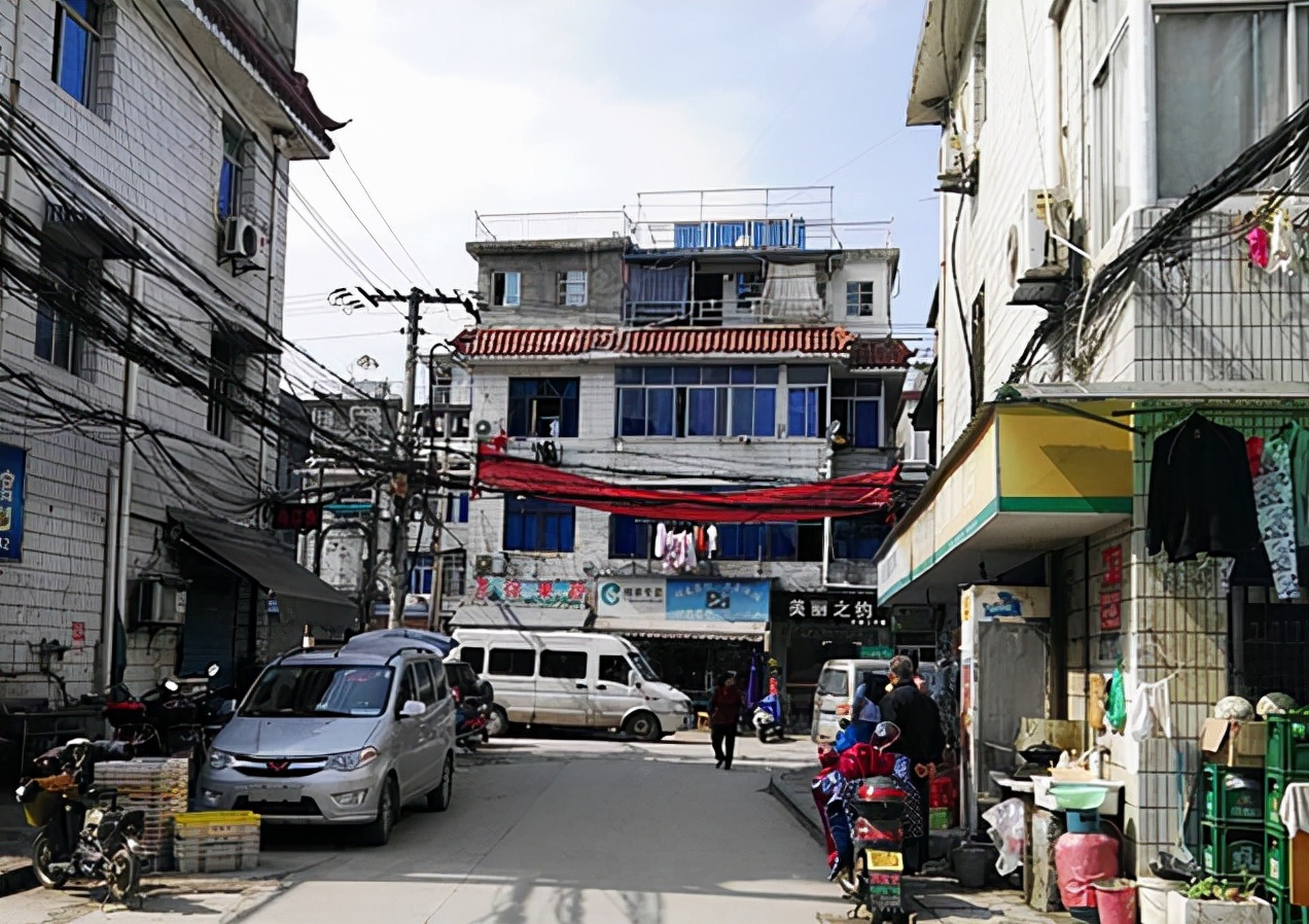 杭州"被孤立"的城中村,周边高楼耸立,拆迁却"遥遥无期"