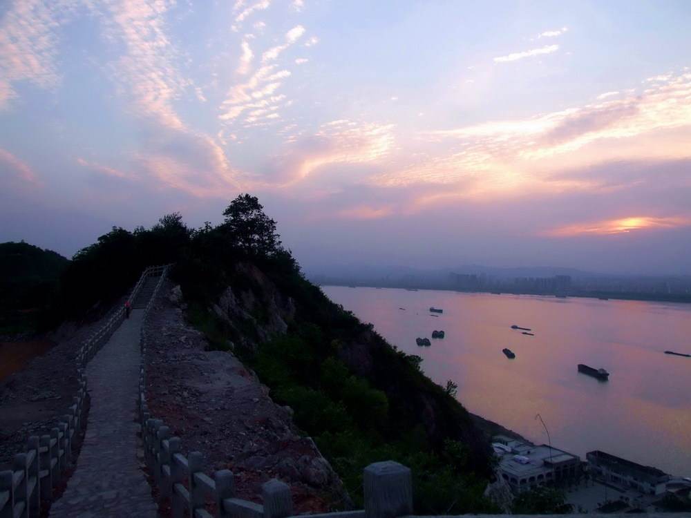 价格也不贵,这里所有的风景都抵不过一顿螃蟹宴~ 幕府山 · 赏水天一