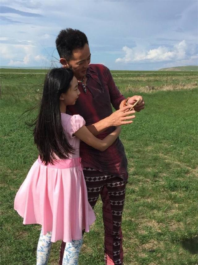 汪正正,磁性嗓音超迷人,他妻子张静宇近照,揭秘两人的感情经历