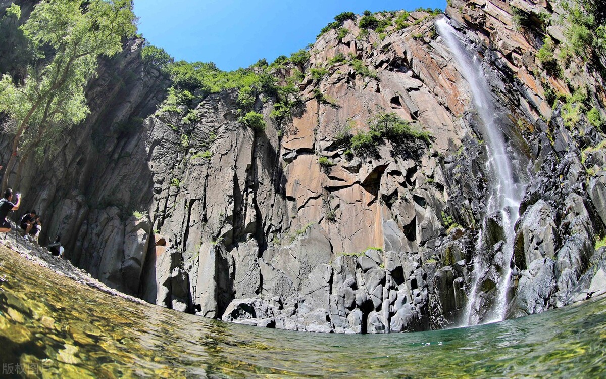 河北秦皇岛九道缸瀑布迎来初秋游客,尽享清凉与美景