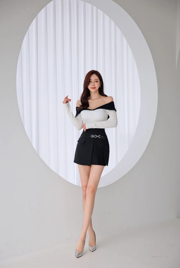 美人图鉴孙允珠:细腻黑砂石翻领露肩百褶挂裙