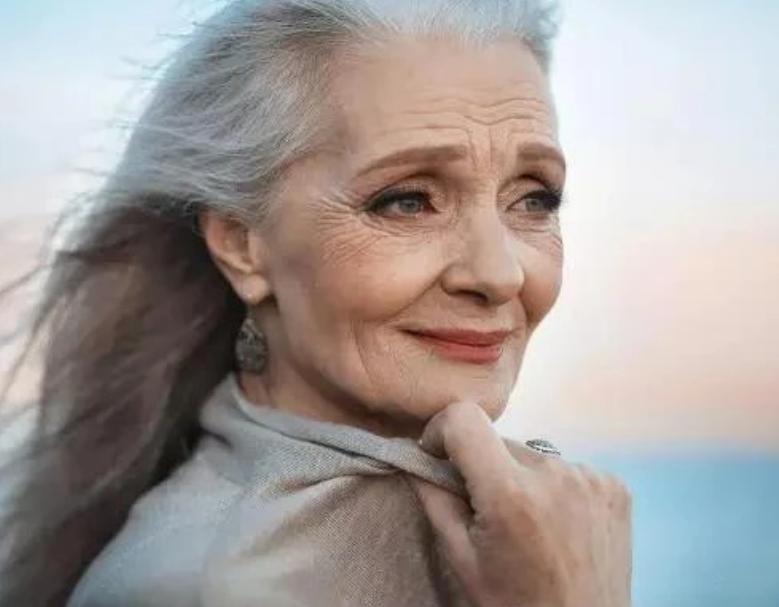 俄罗斯80岁老太太,生活精致每根头发丝都优雅,网友:不羡慕
