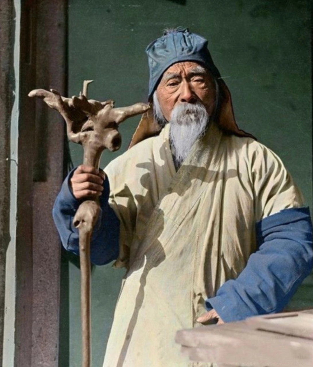 古时有一风水先生在临死前突然对自己三个儿子说道:"在我死之后不许给