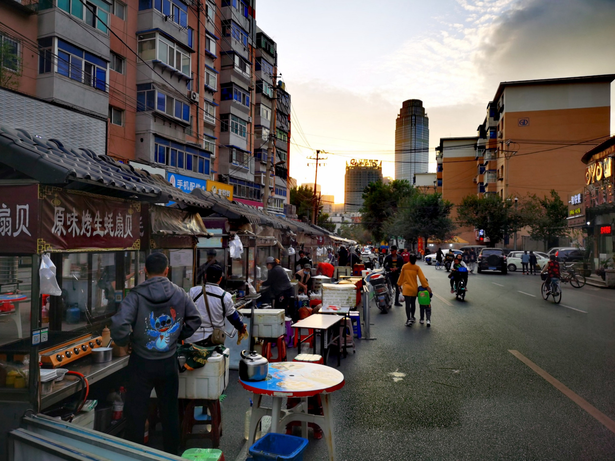 辽宁沈阳南山东堡的美食街夜市人烟稀少 公示牌上的字抢眼了!