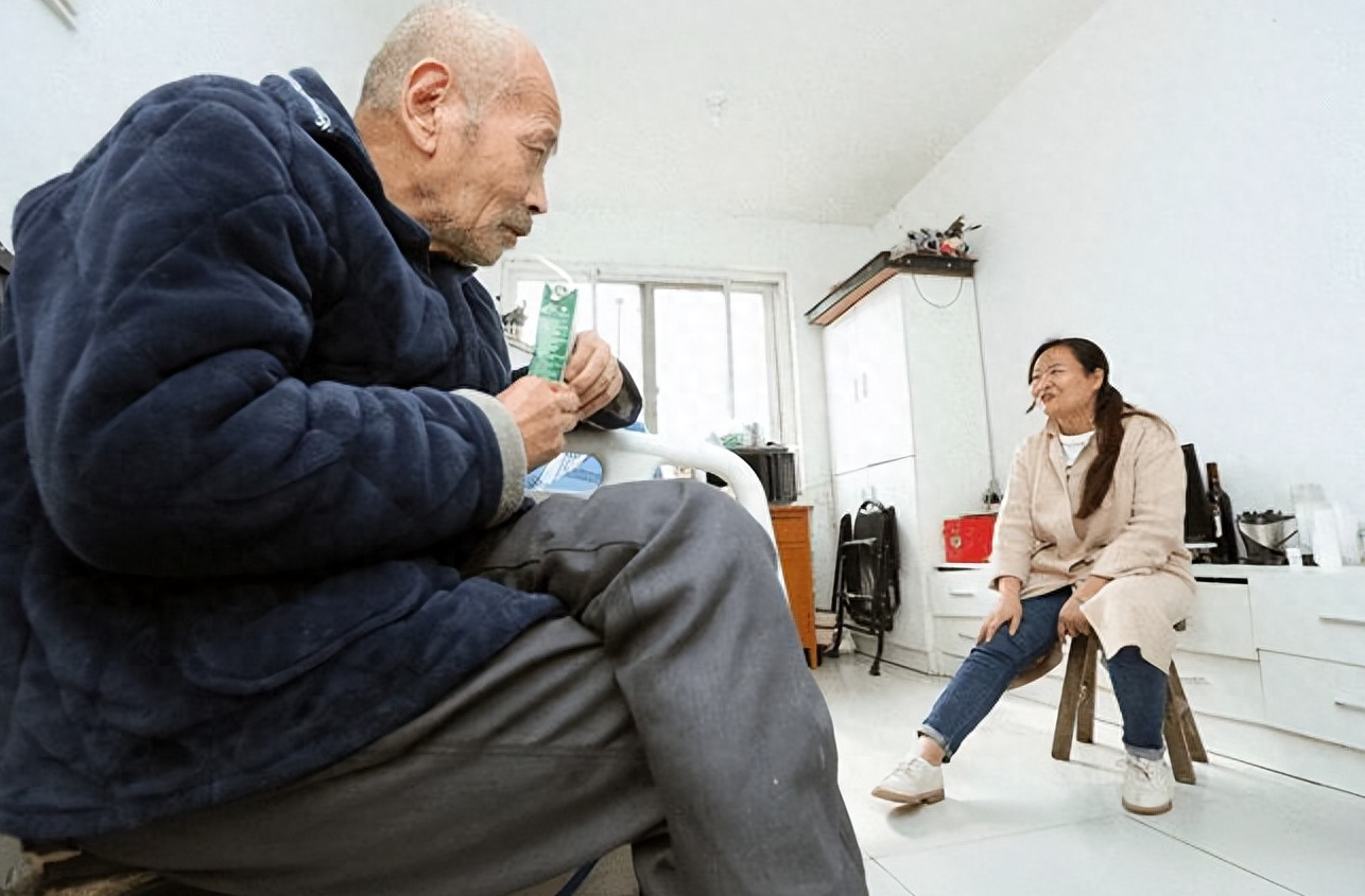 自从两年前老伴去世后,王军就开始惧怕一个人生活.