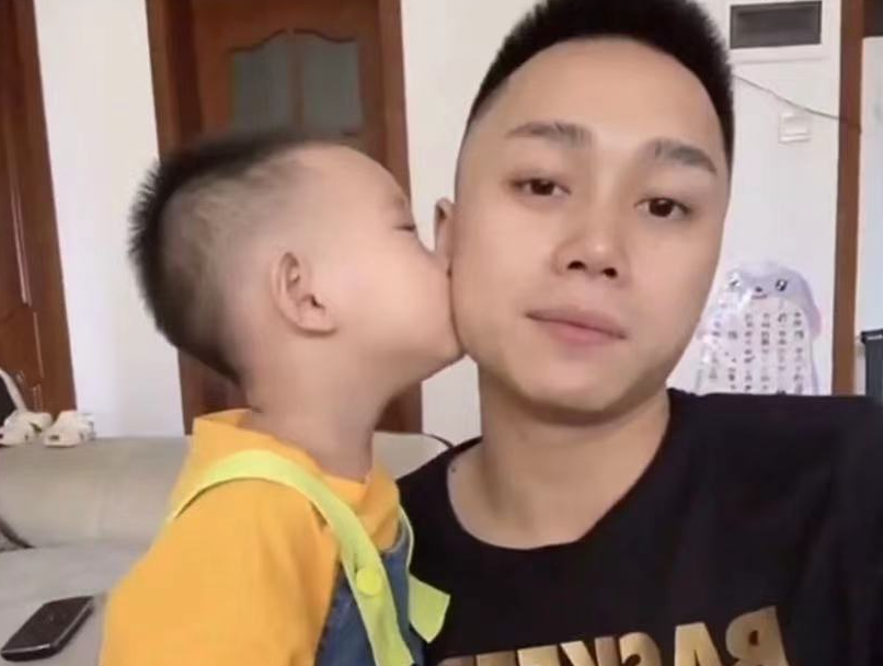 网红刘二狗连麦前妻,对峙抚养费问题,遭网友群嘲,开播怒斥二驴