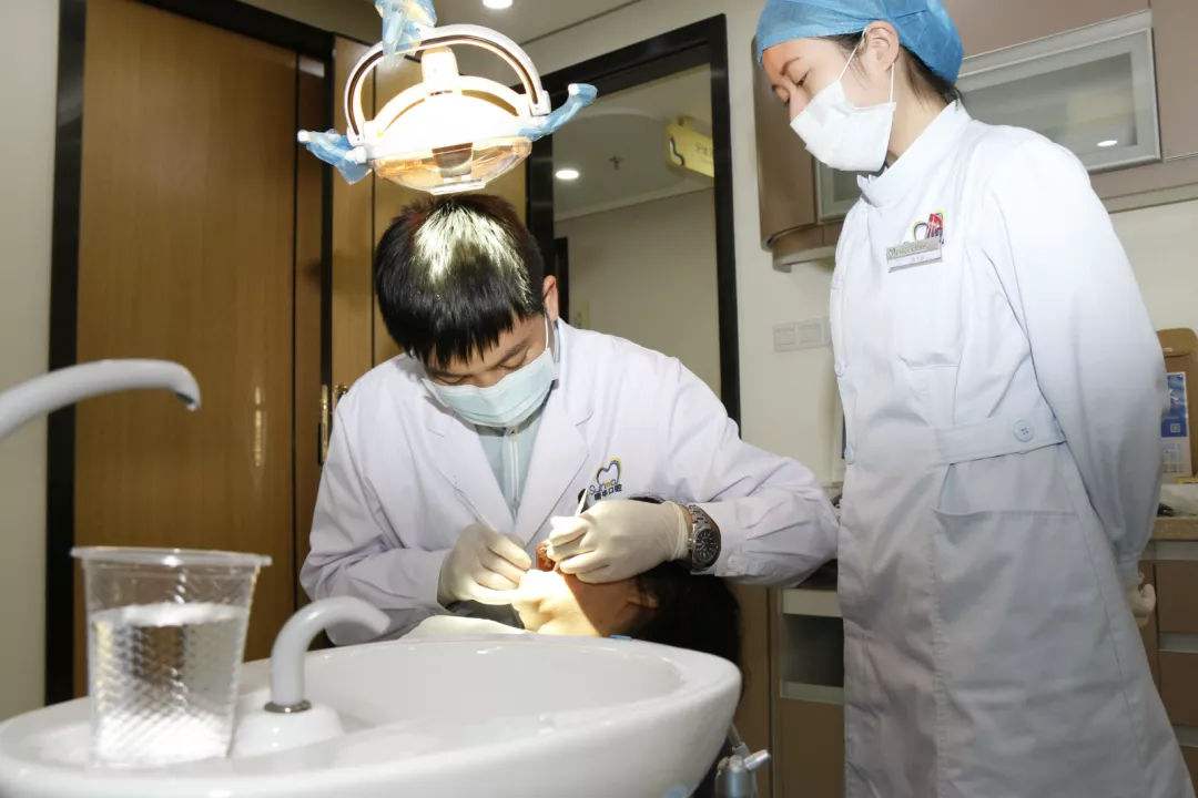 牙齿神经痛患者会出现牙齿疼痛,咀嚼痛,牙龈红肿,不会遗传