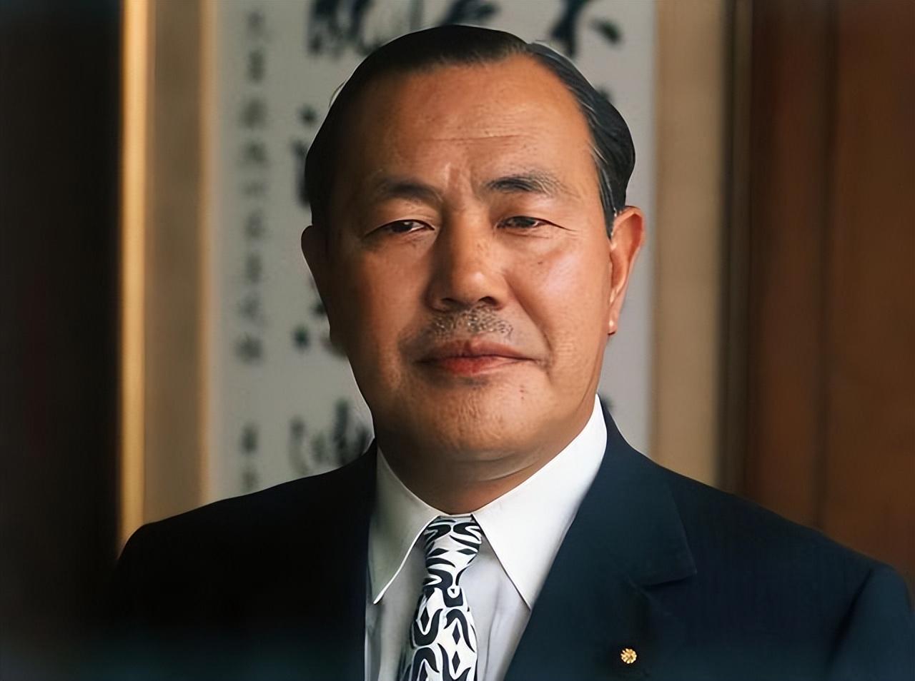 72年田中角荣访华,发言时1句话引起争议,周总理无奈出面说好话