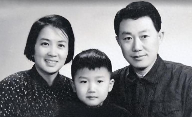 回顾老戏骨谢芳22岁嫁初恋相濡以沫65年三世同堂活成人生赢家