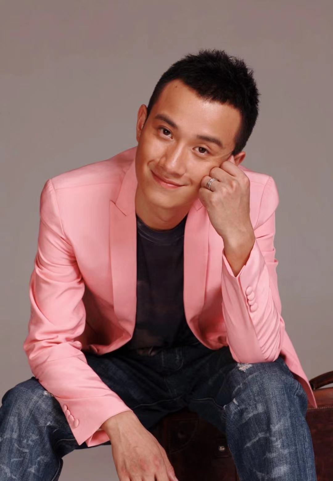 文章近照曝光,笑容满面眼袋明显,与谢娜排练话剧获黄磊探班