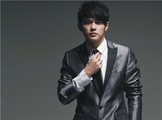 周杰伦晒戴眼镜照片,圆框眼镜造型可爱,粉丝:工作不等于写歌