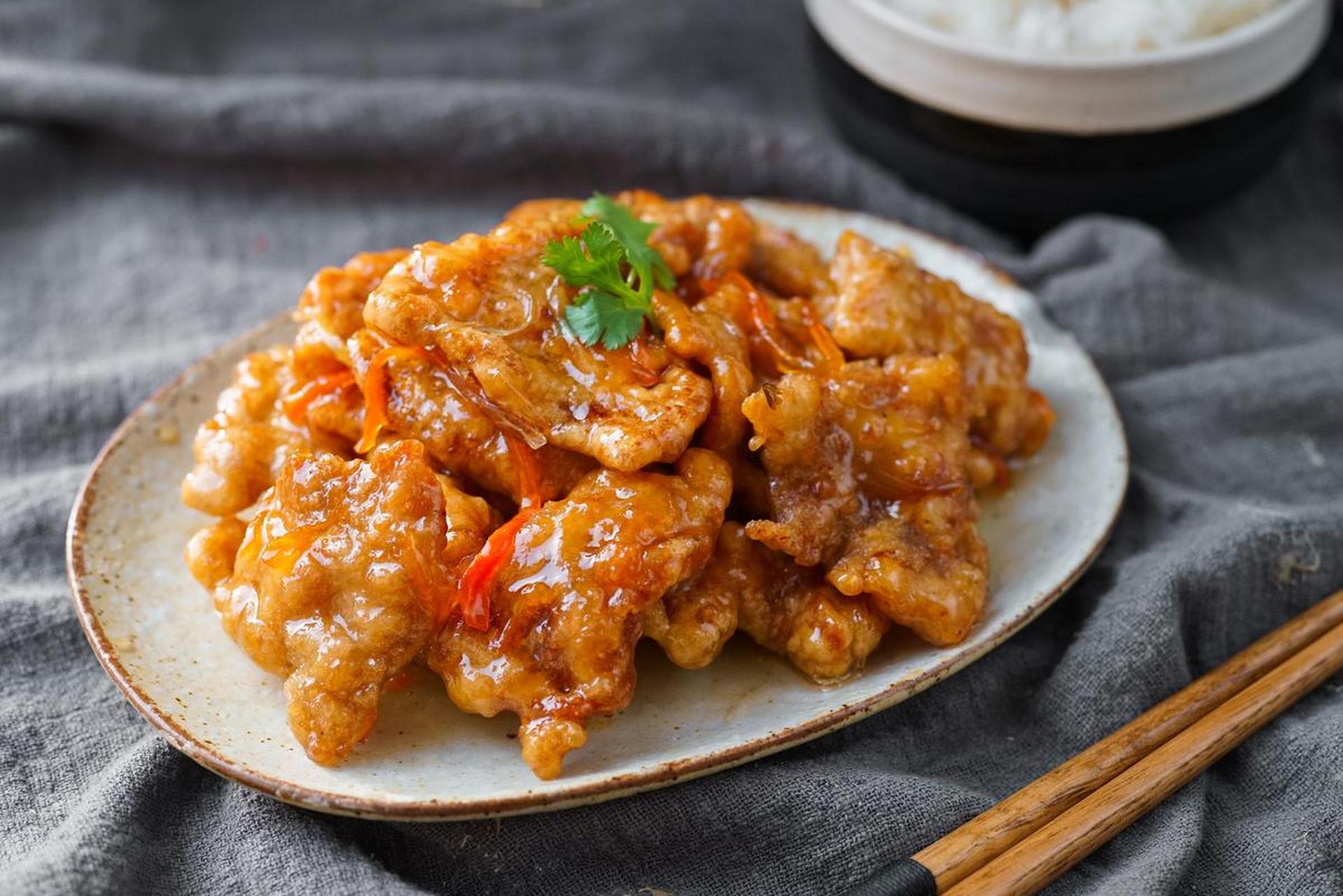 锅包肉是东北地区的特色美食,起源于清朝末年,经过东北厨师的改良,现