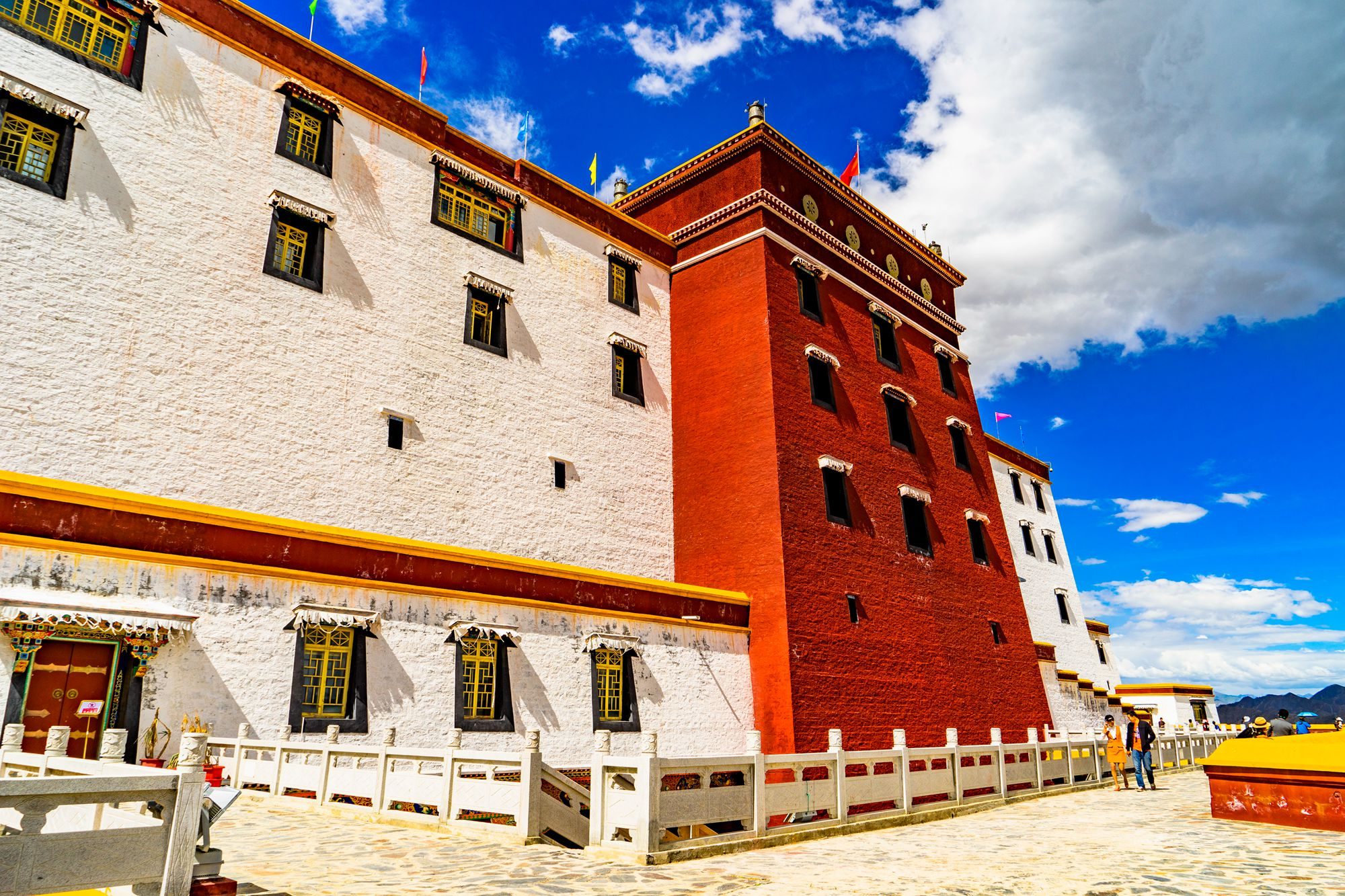 日喀则宗山博物馆,藏地的小布达拉宫,将一座城堡建筑当作博物馆