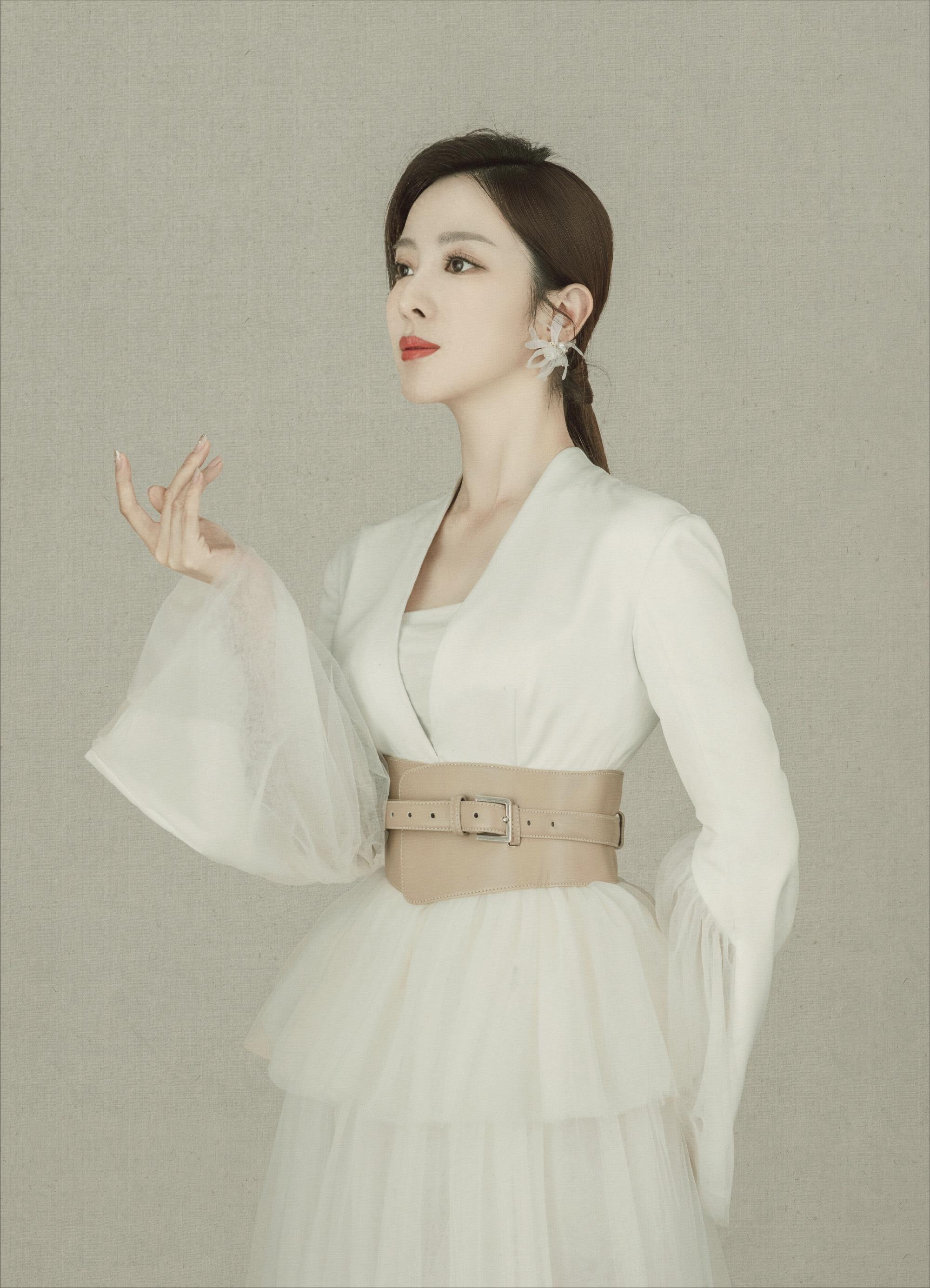 回顾央视主持人李思思嫁给北大学长三年生俩娃风光背后有艰辛