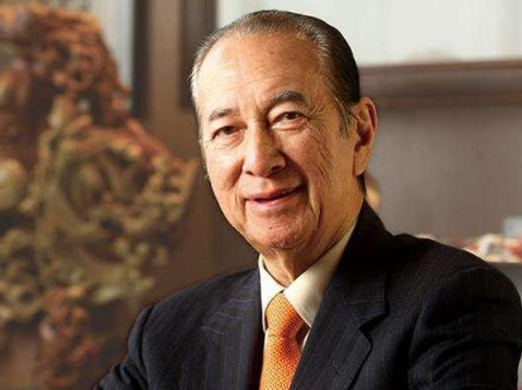 一代传奇赌王何鸿燊已落幕,外甥太像舅舅,网友直呼亲生都不像