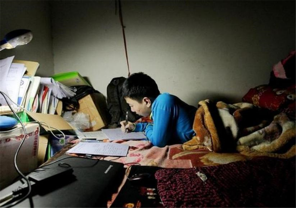 "考试成绩不理想时,你会熬夜学习吗?"高三学霸的回答出人意料