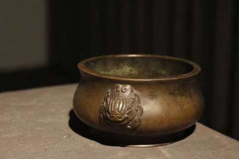 古韵沉烟 天鸡耳宣德炉  黄铜制 全品完整 皮壳老辣  尺寸:口径10.