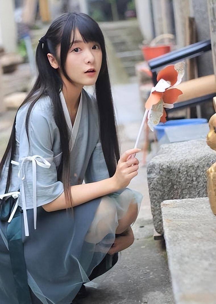 徐娇回归周星驰公司,格子条纹绑带裙宛若漫画娃娃,和当初大不同