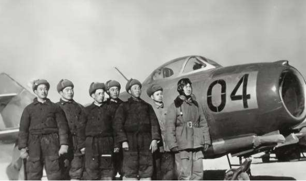 志愿军轰炸机在无护航的情况下遇敌,塔台仍下令前进,这是为何?