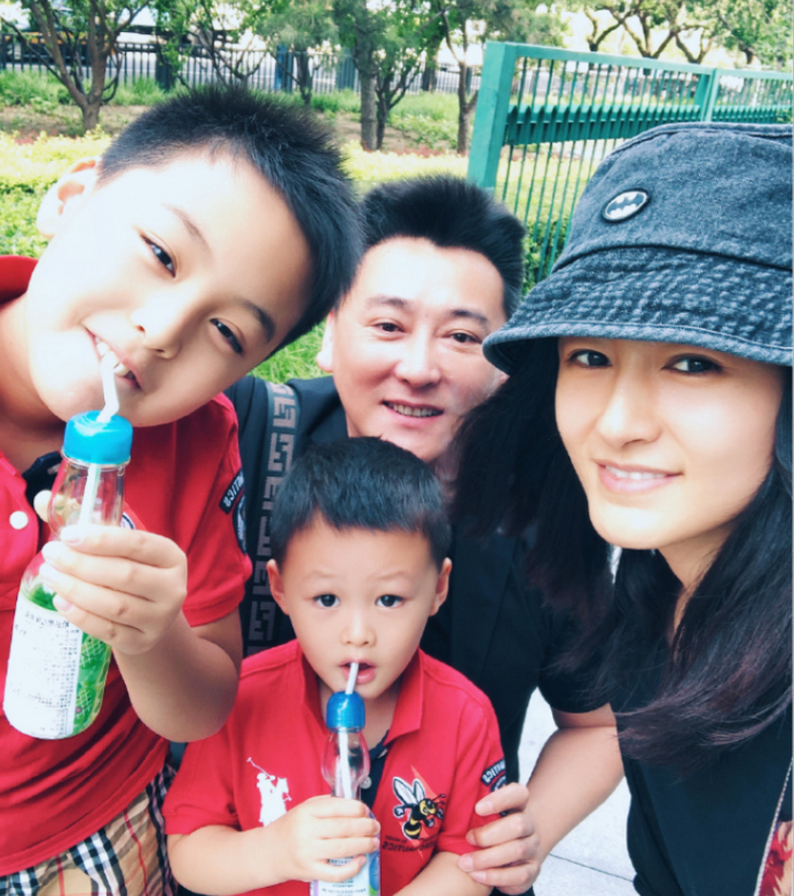 朱墨:嫁大16岁演员刘小锋,婚后生两子,如今一家四口其乐融融  朱墨在