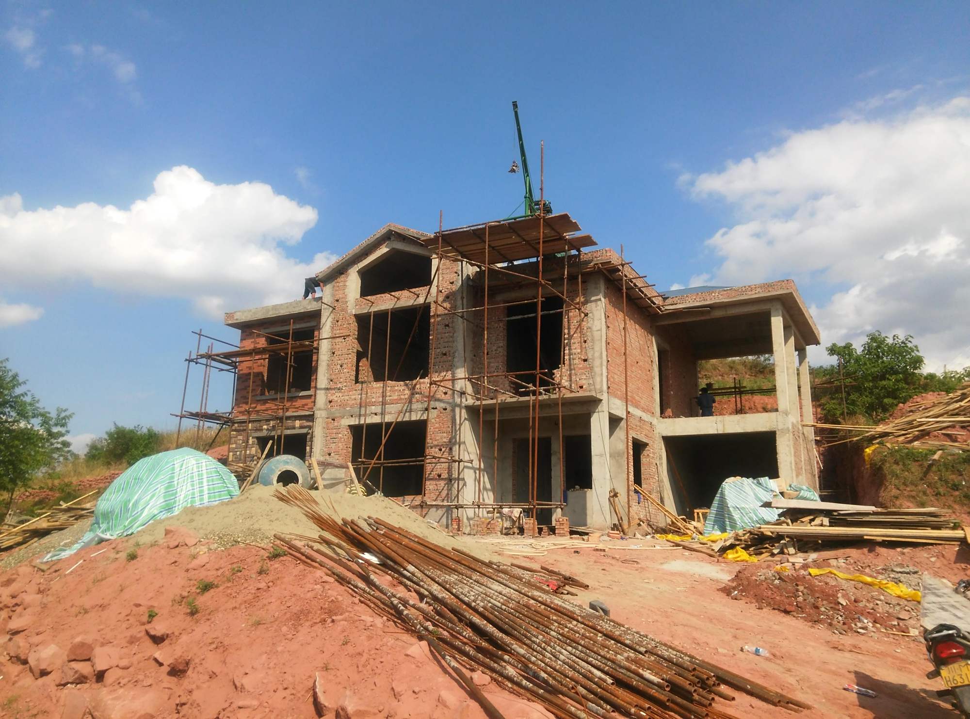 盖一栋砖混结构房屋不成问题,但框架结构对技术要求较高,要求能够看得