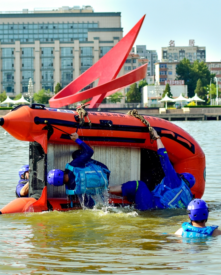 水上救生演练  德州新湖景区上演"生死时速"