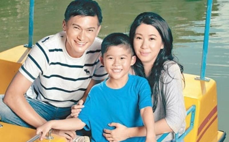 陈锦鸿陪老婆孩子出门,眼睛黑黑的,15岁自闭症儿子1米8太瞩目