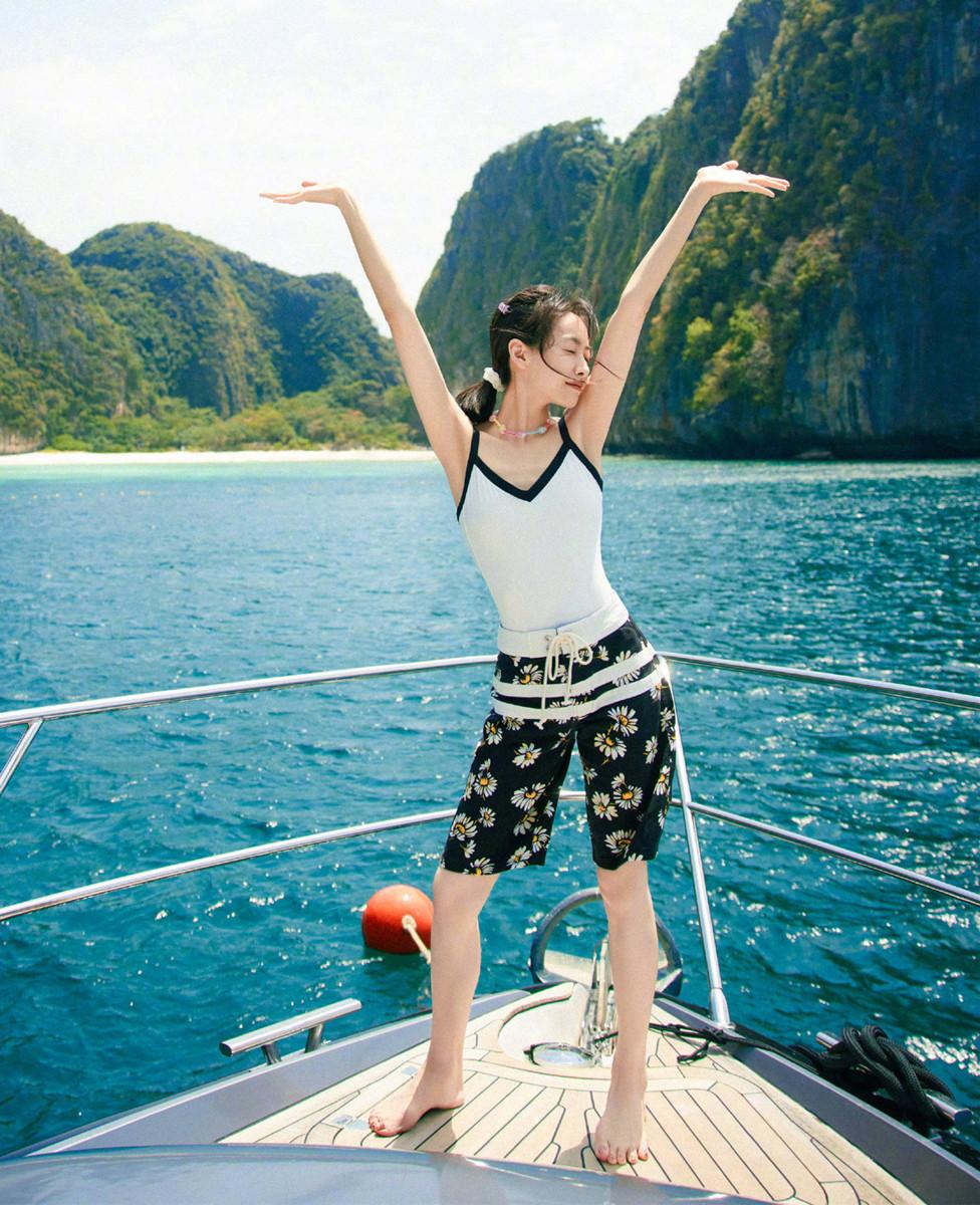 宋茜晒海边度假照,意外带火泳装穿搭,连体泳衣下搭短裤别具韵味