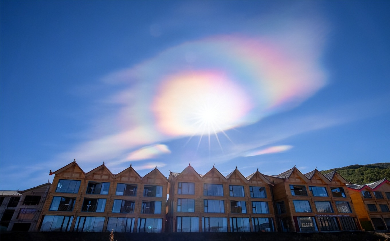 北京出现罕见的七彩云朵,犹如彩虹,专家建议:戴墨镜观察