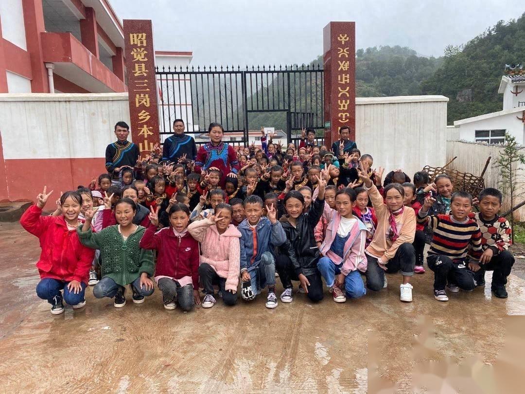 展示传统乐器二胡的精湛技艺,并演奏了《夜深沉》,《二泉映月》等名曲