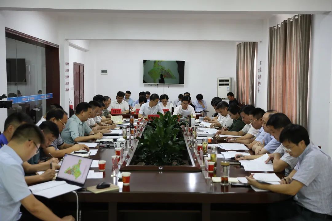 区委书记万红到点军电子信息产业园专题办公