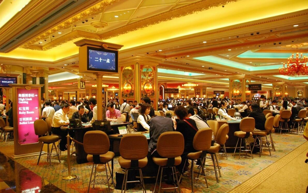 17年江西小伙为追求40岁富婆狂砸130万后被拉黑后富婆被判3年