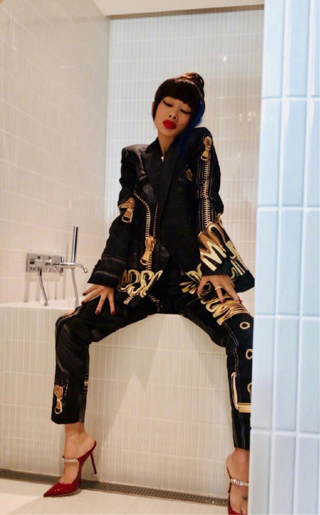 好莱坞华裔演员白灵晒照!59岁穿露脐装秀身材,"拖把头"吸睛