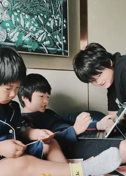 冉莹颖分享一家近况,大儿子邹明轩长大好多,三个孩子十分可爱