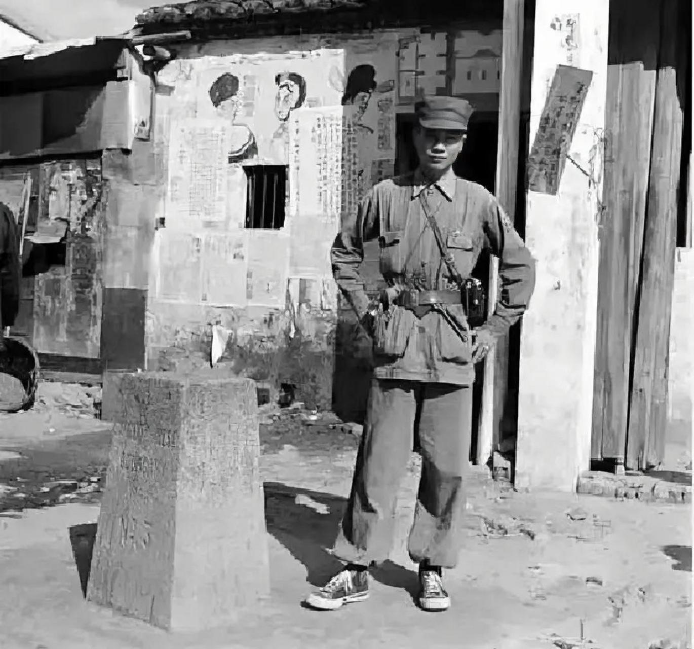 1949年,深圳中英街,一名穿着"匡威帆布鞋"的解放军战士,正在执勤,很多