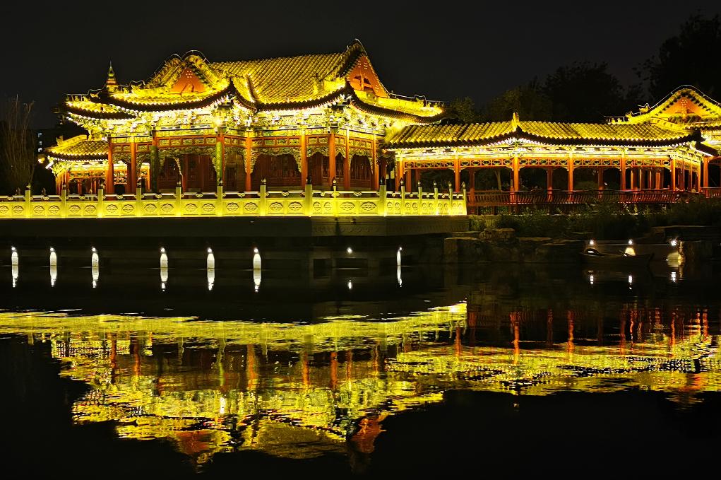 太原双塔公园夜景图片
