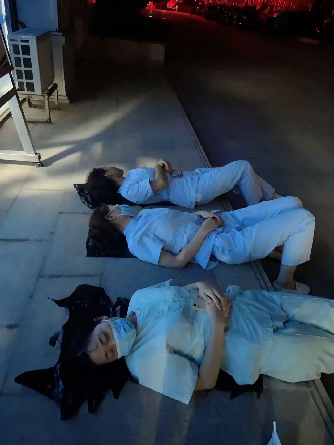 哭了……"我是孩子妈,跪地为娃娃"
