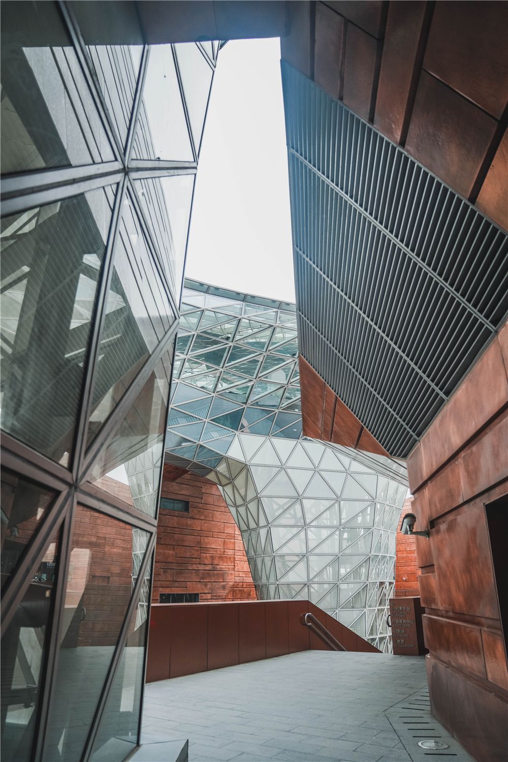 上海又一科技感建筑巨作,玻璃云升腾空中,如蛟龙飞舞游客叫绝