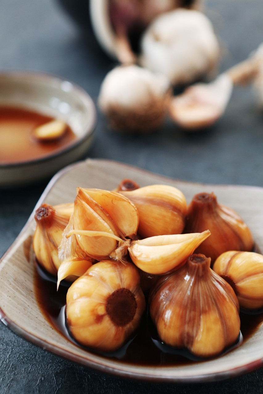 红糖蒜是一道具有独特风味的传统农家菜,选用新鲜的蒜头,经过精心腌制
