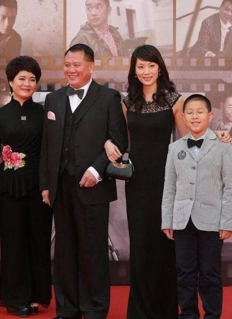 万梓良携妻儿亮相,小16岁老婆风姿绰约气质佳,儿子帅过明星爸