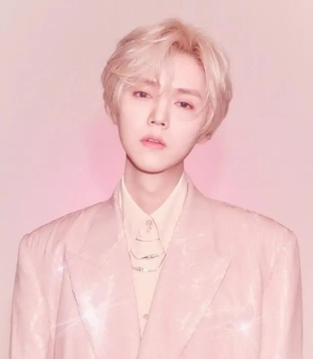 鹿晗短发再登热搜第一,刻意塑造阳刚男孩,试图转型成实力派?