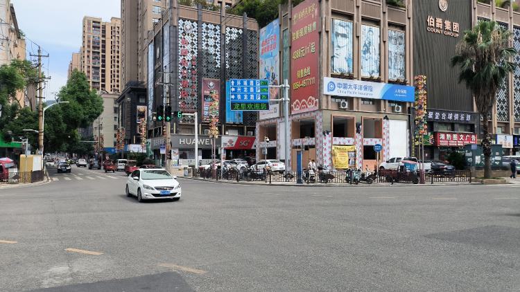 龙里停车智能导流显示牌亮相"上岗"