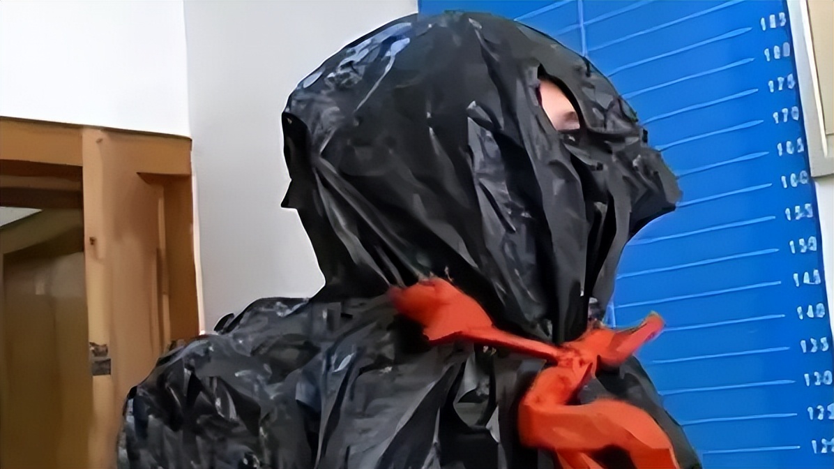 回顾民警殴打嫌犯,用塑料袋致其窒息死亡,法院最终判决大快人心