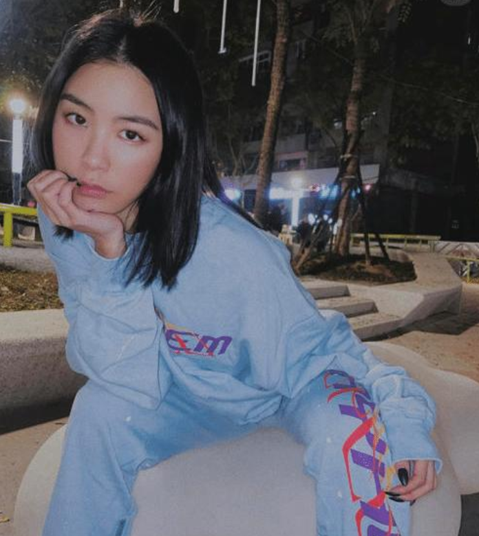 高以翔女友曝出新恋情,与男友合照嘟嘴卖萌,还晒出大婚戒