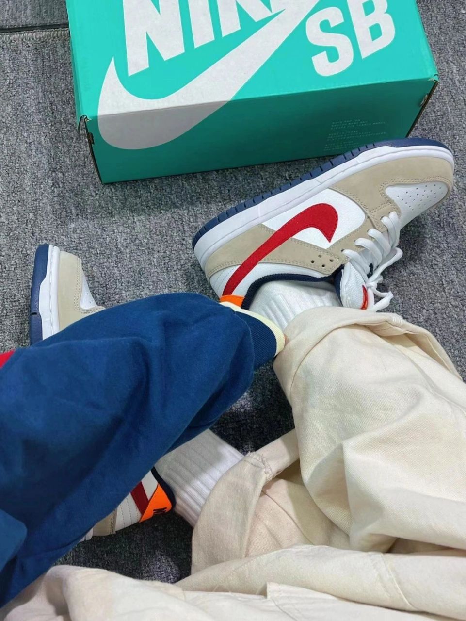 nike dunk米白红勾   配色绝了～   耐克的这个小红勾!