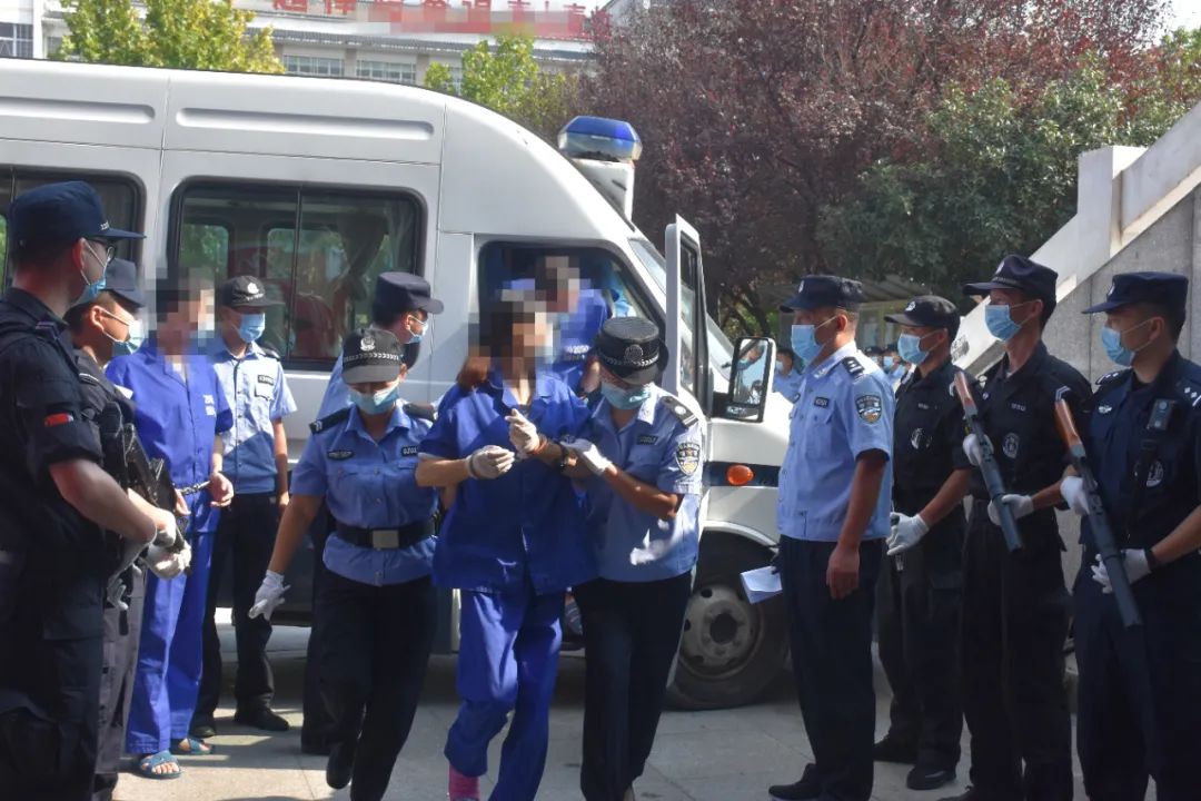 光山县法院公开开庭审理 了一起38名被告人涉黑社会性质组织犯罪案件