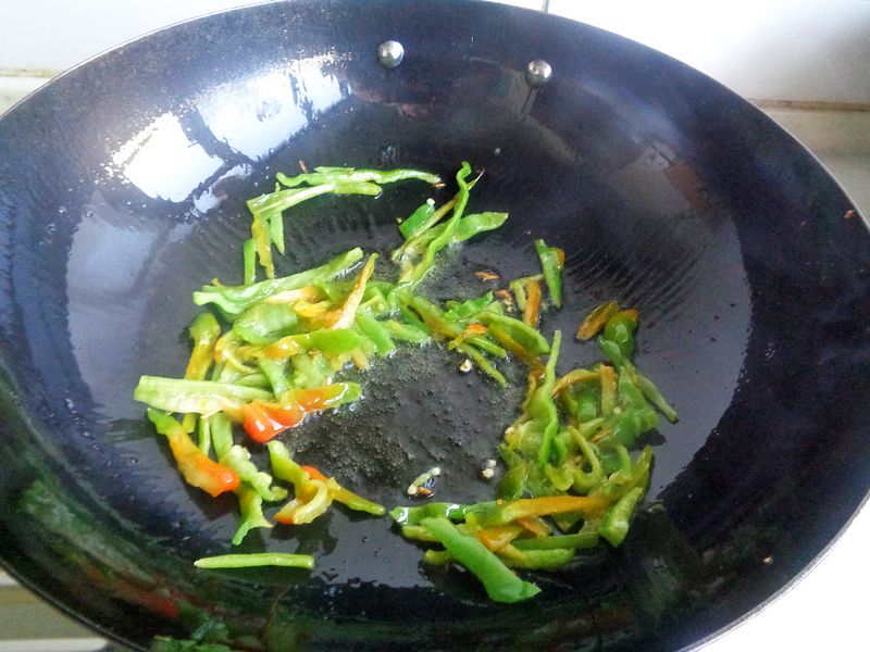 我家秋末晚餐,三菜一主食,炒萝卜配米饭,真是好吃下饭